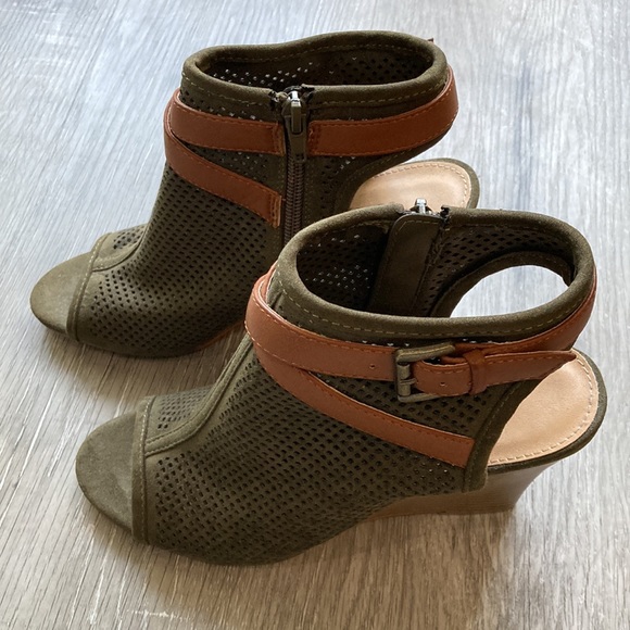 Sz7 JustFab Open Toe Wedges - Picture 2 of 5